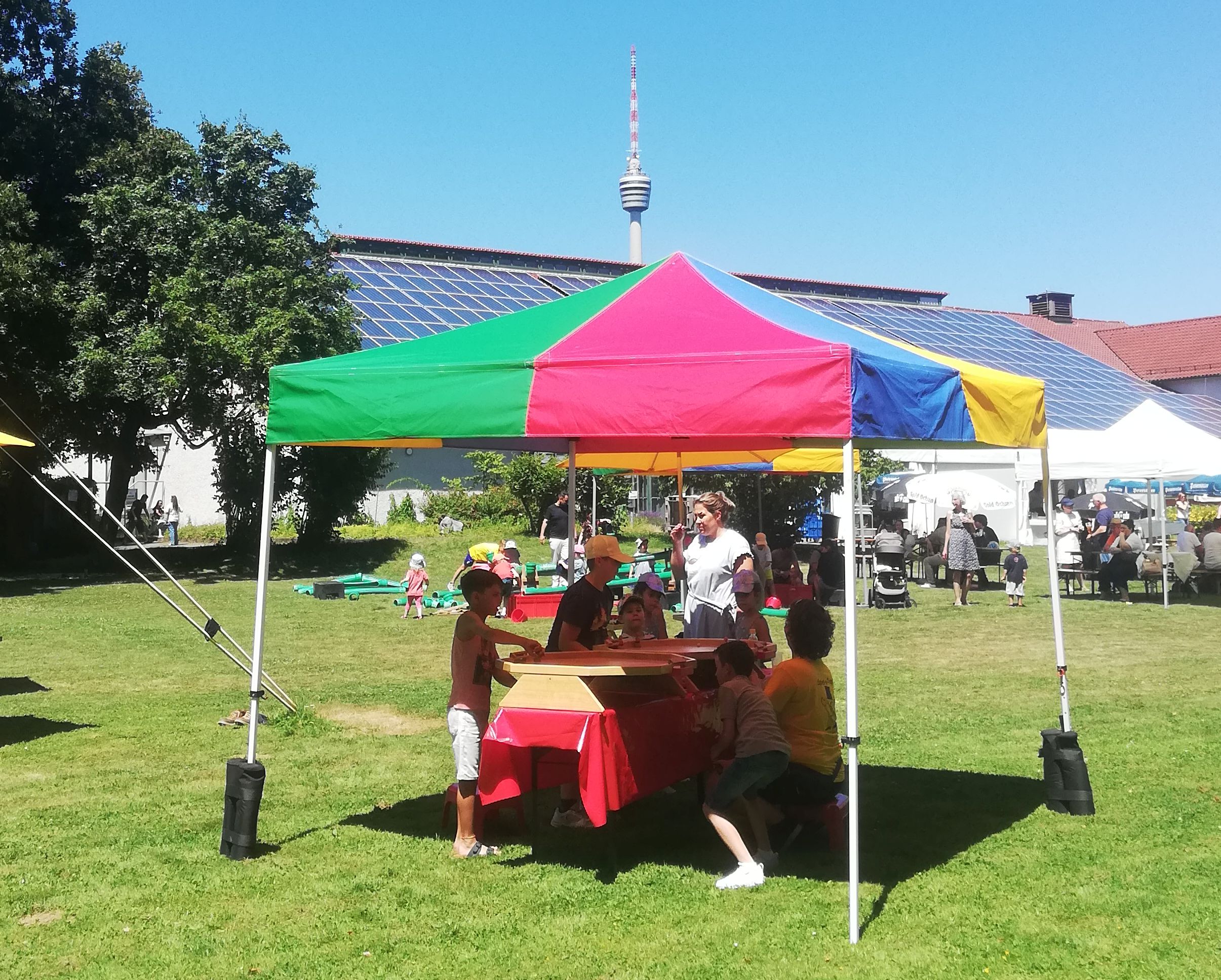 Buntes Faltzelt im Waldaupark Stuttgart